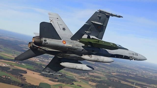 Enrique Gil, piloto de cazas en el ej�rcito espa�ol, tajante sobre su sueldo: 'Gano menos de 3.000 euros'