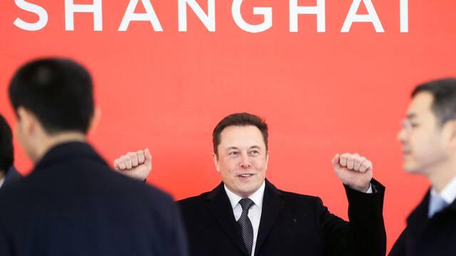 Elon Musk traiciona a Trump y a Estados Unidos y firma un acuerdo millonario en China para construir una gigafactora