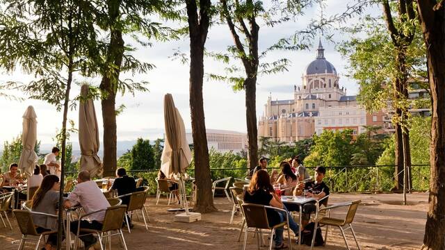 Ni sombra ni parques, indignacin en Madrid por el cierre de zonas verdes en plena ola de calor: 'Quieren que consumamos'