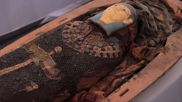 Arque�logos descubren un terror�fico libro enterrado durante 2000 a�os en Egipto: 'Estaba custodiado por estatuas de Anubis'