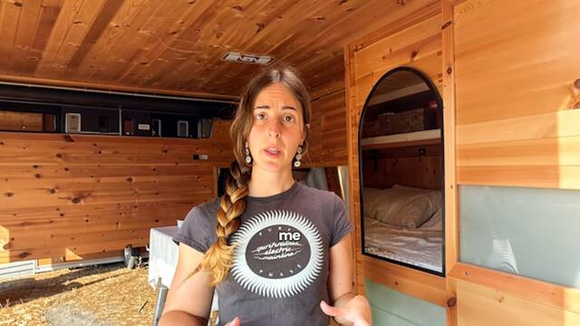 Lorena vive en una furgoneta camperizada y explica c�mo se mantiene: 'Estas son mis 3 �nicas fuentes de ingresos'
