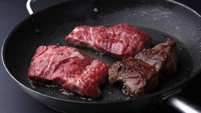 Los cocineros coinciden: 'Si quieres un filete a la plancha perfecto, olv�date de engrasar la sart�n y unta la carne con aceite'