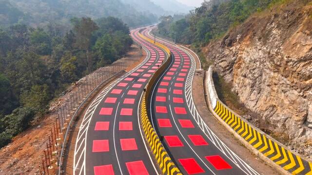 Este pa�s pinta sus carreteras de rojo por una raz�n de peso: quiere acabar con los accidentes con animales de un plumazo