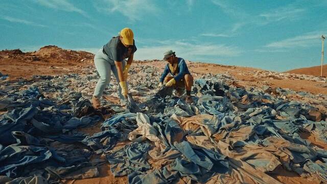 Chile tiene una monta�a de 60.000 toneladas de ropa: en 2026, 450 millones de personas compra 26 kilos de textiles y tira 11