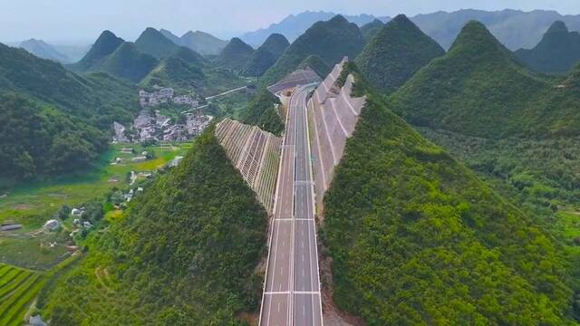 China invirti� 2550 millones en cortar una monta�a: el resultado son cientos horas menos de viaje para millones de ciudadanos