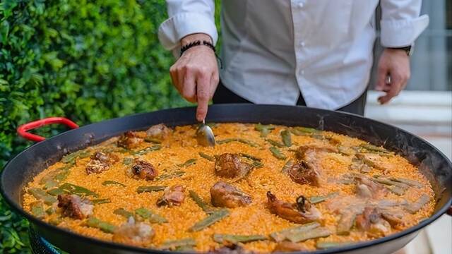 Los cocineros espa�oles coinciden: 'La mejor paella no se mejora con m�s azafr�n, sino con una fina capa de aceite caliente'