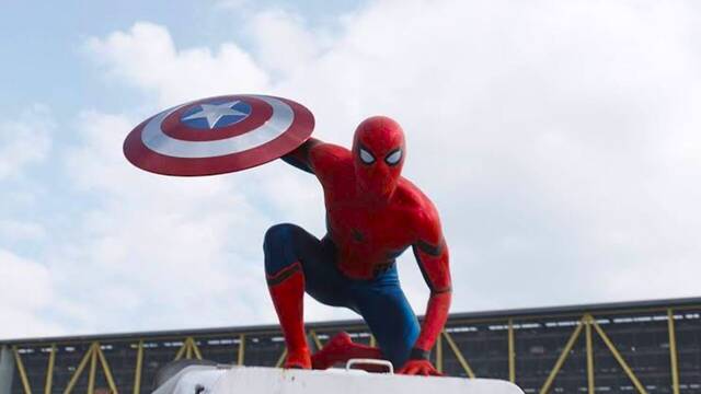 Tom Holland confirma la reuni�n entre Spider-Man y el l�der de los Vengadores: 'Aparece de la nada en el apartamento de Peter'