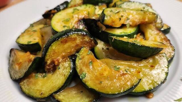 Loli, cocinera: 'Con 2 calabacines y 3 ajos preparo la cena perfecta para el verano en menos de 15 minutos'