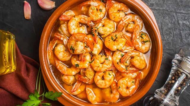 Los cocineros andaluces dan una lecci�n al resto de Espa�a: para unas gambas al ajillo perfectas hay que retirar los ajos antes