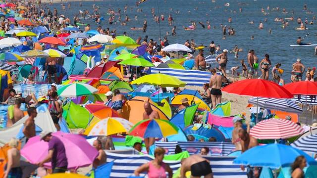 Espa�a cansada de la peor imagen en sus playas: hasta 3000 euros por reservar sitio y 'plantar' a sombrilla en la arena