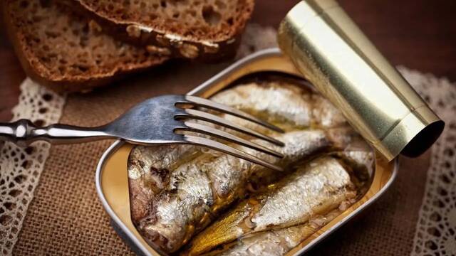 Los cocineros espa�oles lo tienen claro: 'Las sardinas en lata cambian por completo con queso fresco, pepino y pimiento rojo'