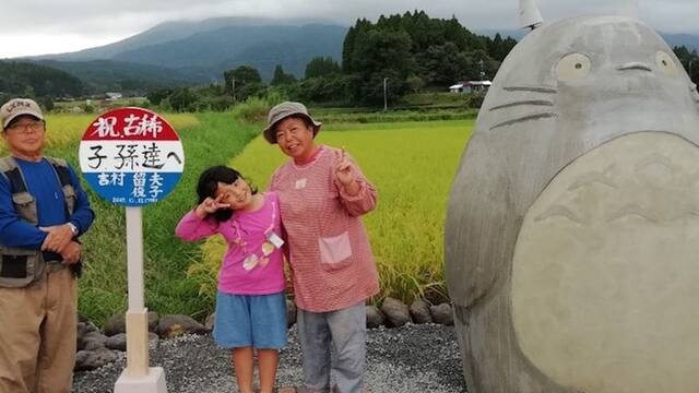 Dos abuelos construyen a sus nietos un Totoro a tamao real en una parada de bus