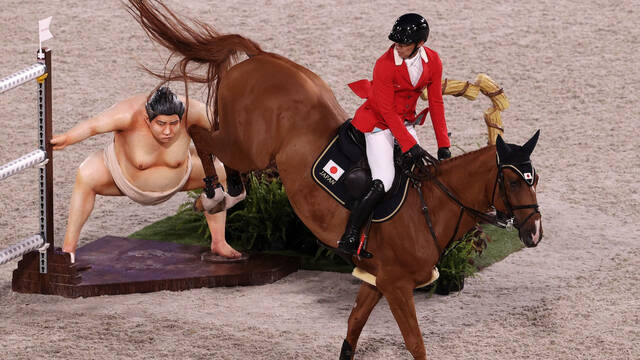 Los Juegos Olmpicos reciben quejas por la estatua de un luchador que asusta a los caballos