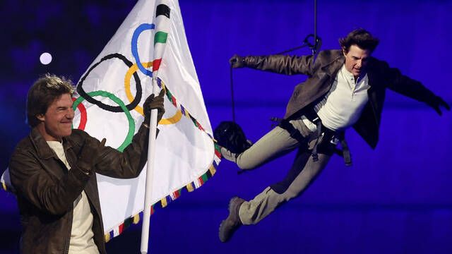 Tom Cruise se lleva a lo 'Misin Imposible' la bandera de los Juegos Olmpicos de Pars a Los ngeles