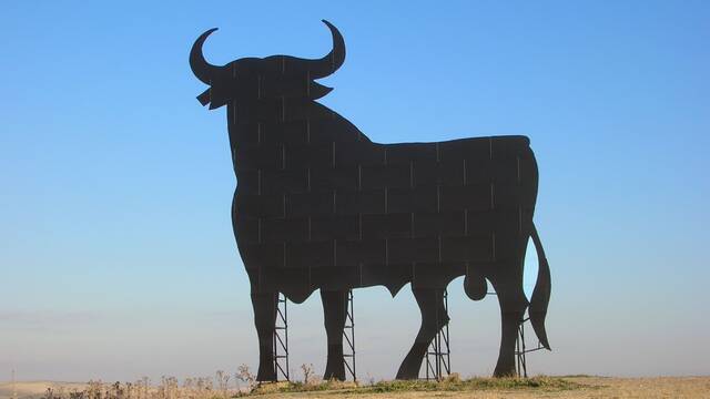 Un pueblo de la comunidad ms polmica de Espaa construir el toro ms grande del mundo: 'Superar a la Torre Eiffel'