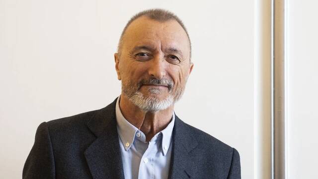 Arturo Prez-Reverte elogia y recomienda serie de mafiosos imprescindible en streaming: 'Se me hicieron pocos captulos'