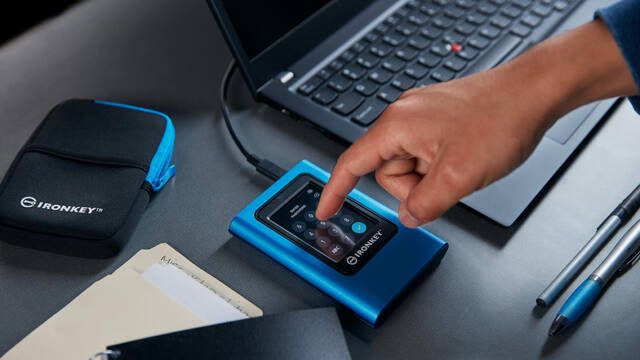 Este SSD de Kingston es el sue�o de James Bond, ya que tiene pantalla t�ctil y protecci�n militar para archivos secretos