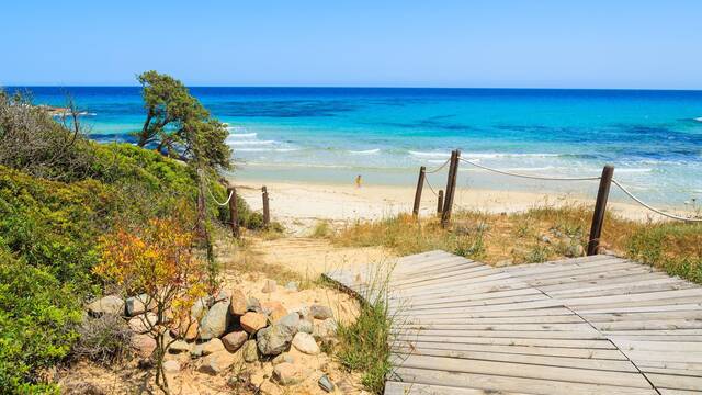 Un camino de 3 km y 14 euros cuesta acceder a una importante playa del Mediterr�neo y Espa�a va detr�s: 'Estamos indignados'