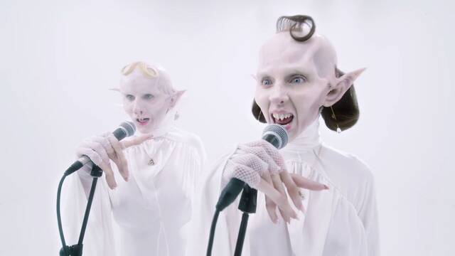 Las redes arden contra Eduardo Casanova por su comedia de vampiras con VIH y lenguaje inclusivo: 'Vaya aberracin'