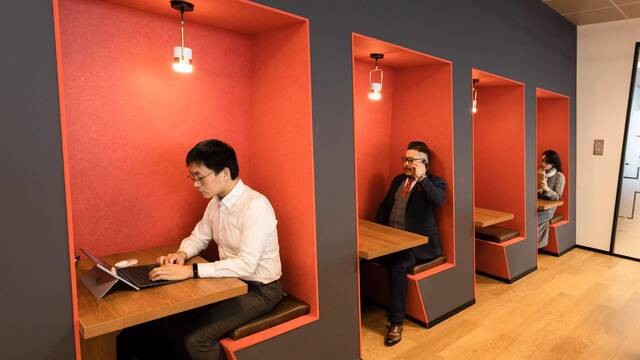 La nueva moda en China: los j�venes pagan por fingir que trabajan en oficinas para no quedarse en casa