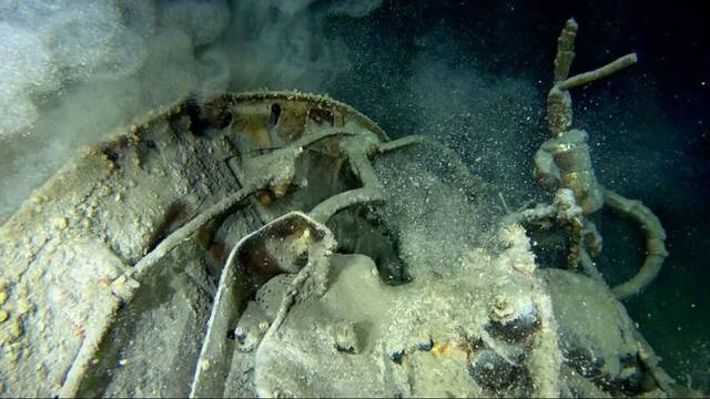 Arque�logos descubren en el lago m�s fronterizo de Europa un barco hundido intacto y decenas de objetos antiguos