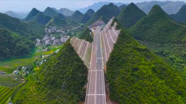 No es ciencia ficcin: China desafa a la ingeniera y 'corta' una montaa por la mitad en una demostracin de poder