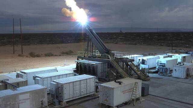 No es ciencia ficci�n: China fabrica un 'railgun' que podr�a partir en dos un tanque norteamericano