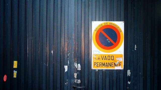El reglamento de la DGT lo confirma: si un vecino aparca en su propio vado permanente, se puede denunciar con el art�culo 91