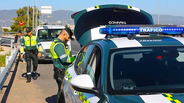 Ya es oficial: la Guardia Civil avisa de multas de hasta 30.000 euros por llevar esto en la guantera