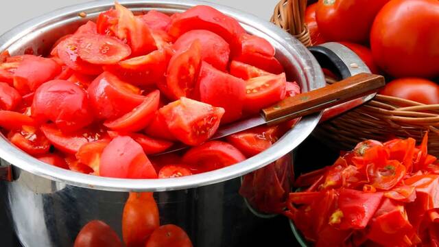 Teresa Nadal, cocinera: 'El tomate en conserva no lleva az�car: se hace con sal marina y escurriendo bien su jugo'
