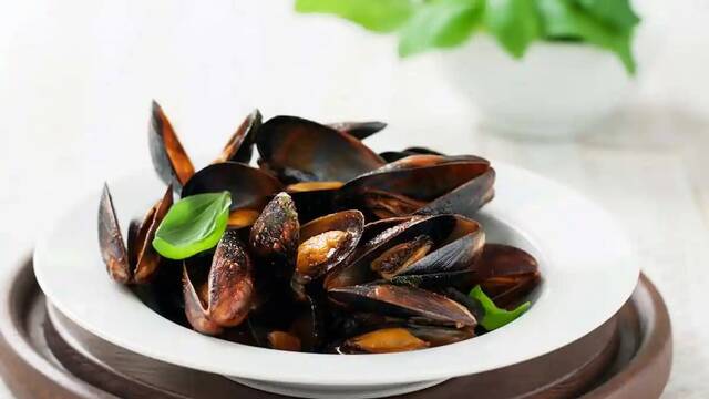 Los cocineros gallegos coinciden: 'Los mejillones al vapor saben mejor si no los amontonas y a�ades poca cantidad de albari�o'