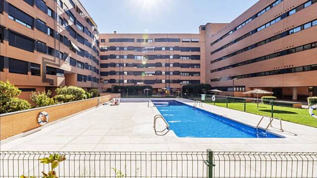 La Ley de Propiedad Horizontal lo confirma: si un vecino fuma o bebe en la piscina, puedes apelar al RRI