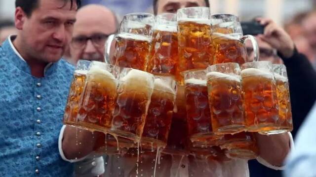 Hroes de internet: Bate un rcord recorriendo 40 metros con 29 jarras de cerveza