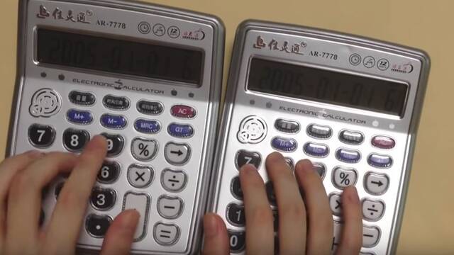 As suena Despacito (entre otras) tocada con dos calculadoras