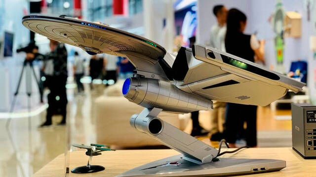 Lenovo presenta Titanium Enterprise, su PC con forma de nave de Star Trek