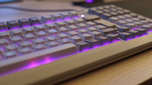 Restaura un teclado mecnico G80-1800 de hace 20 aos aadiendo un USB-C e iluminacin LED