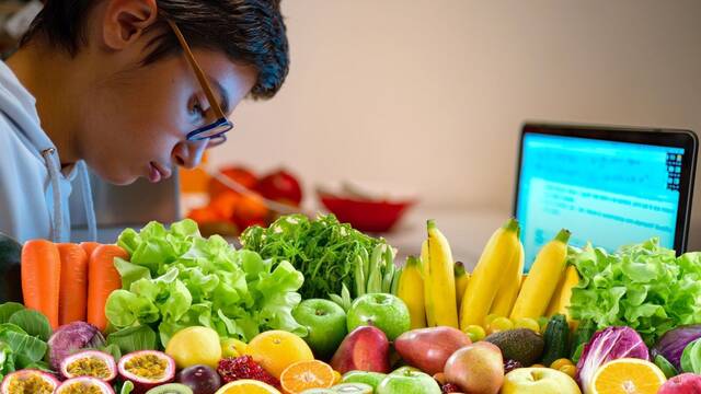 La ingesta de frutas y verduras fortalece la salud mental de los estudiantes
