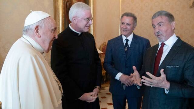 El Papa Francisco se emociona al conocer a Sylvester Stallone y afirma que 'creci viendo sus pelculas'