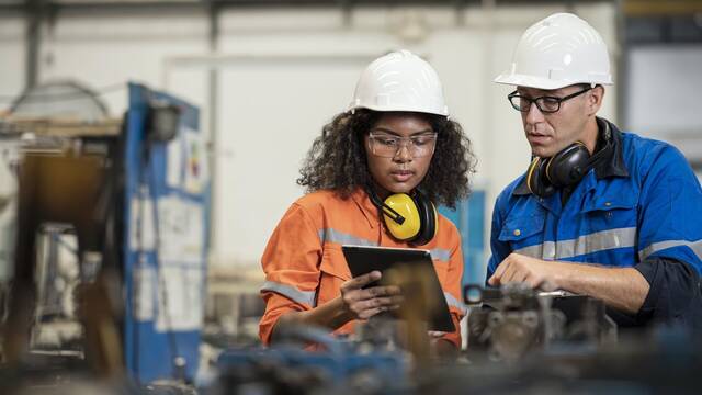 Qu son los 'blue collar', la ltima esperanza laboral de la Generacin Z tras el auge del teletrabajo