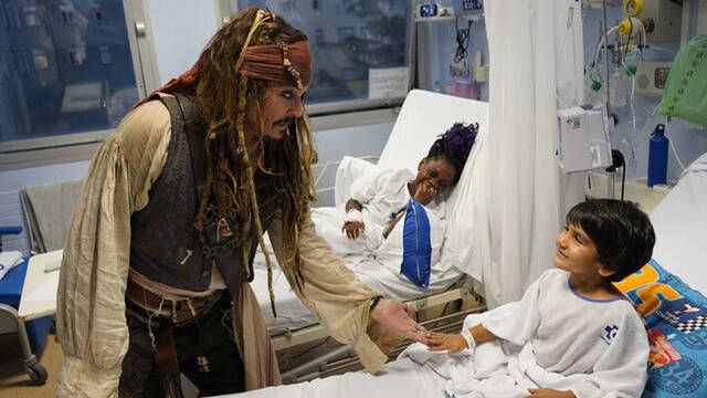 Johnny Depp se viste de Jack Sparrow y sorprende a los nios de un hospital en su paso por Espaa