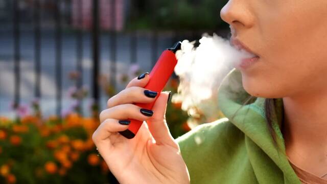 Sanidad prohibir los vapeadores desechables y sus saborizantes para frenar el consumo de los cigarrillos electrnicos