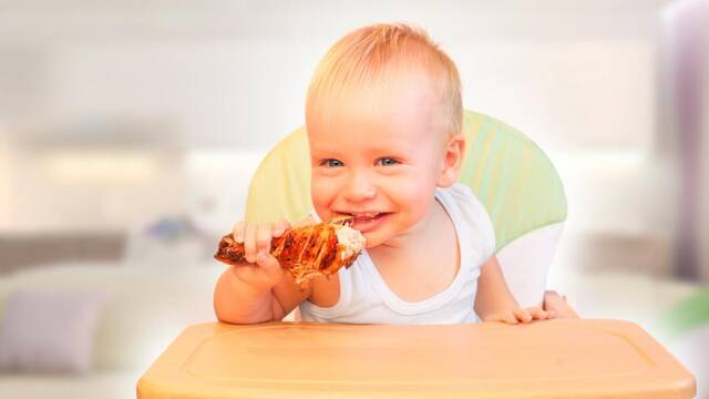 La moda de los bebs carnvoros: TikTok se llena de vdeos de recin nacidos mordisqueando chuletas y los pediatras advierten