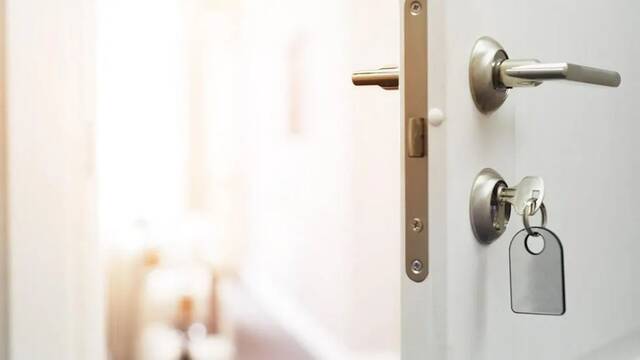 Un experto en seguridad revela el error que comete casi todo el mundo al salir de casa: 'Es peor el remedio'