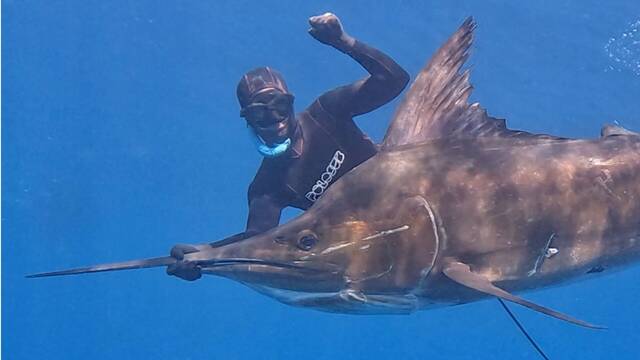 Una pescadora hace historia y logra el r�cord del mundo tras capturar un pez de 162 kilos: 'Es asombroso'