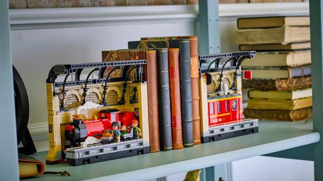 Si amas 'Harry Potter', LEGO nos sorprende con un espectacular Hogwarts Express diseado para encajar en tu estantera