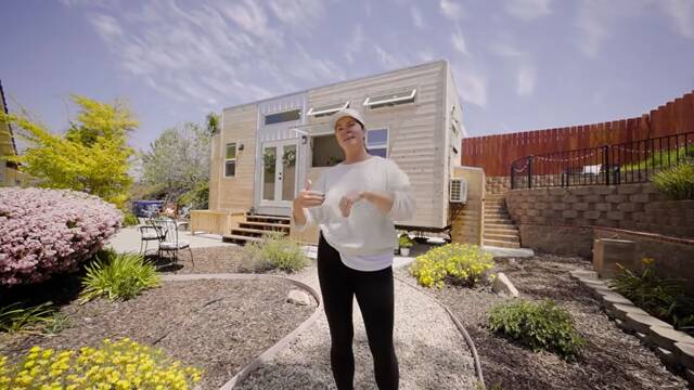 Adi�s a pagar alquiler: una mujer 'construye' su propia casa prefabricada de 35m2 con ba�o, cocina y placas solares