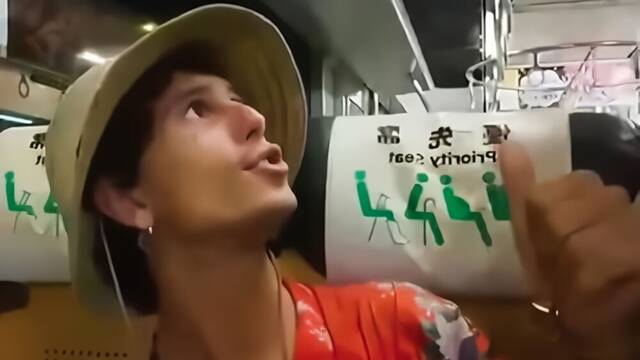 Un streamer espaol empuja a un anciano en el metro de Japn y desata una oleada de crticas en redes: 'Que lo deporten'