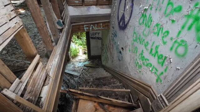 Encuentra una casa abandonada escondida en el bosque y enloquece con su estado: 'Nunca hab�a visto nada igual'