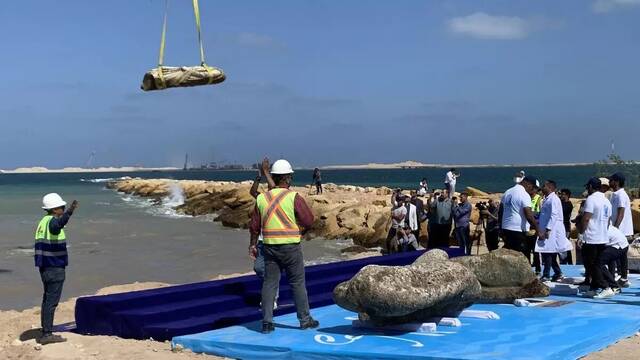 Arquelogos recuperan del fondo del mar Mediterrneo una extraa esfinge de un faran egipcio y colosos de una ciudad perdida