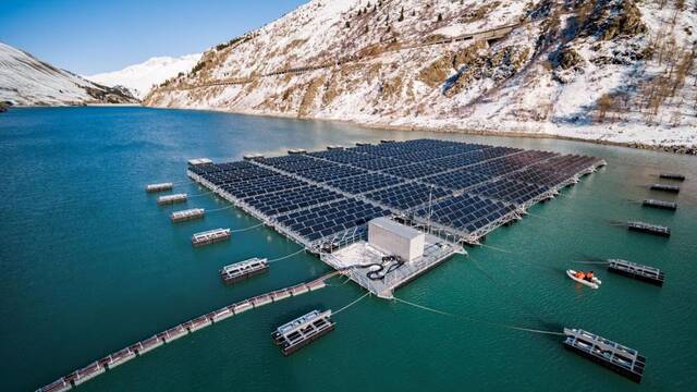 El revolucionario megaproyecto de Suiza para producir energ�a solar sobre un embalse: 'Funciona incluso con el agua helada'